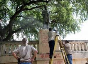 UT Austin personnel removing graffiti from Jefferson Davis statue. Photo by Dborah Cannon/MBO