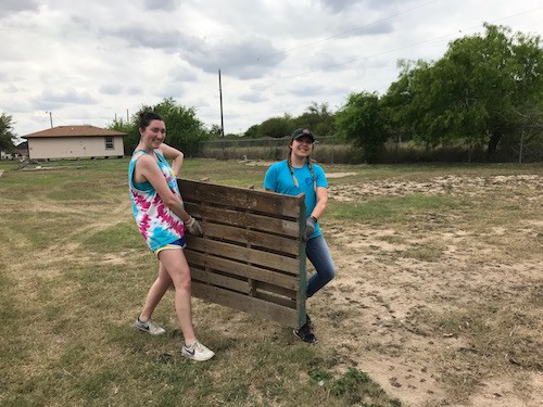 Students in an Alternative Braek trip to South Texas